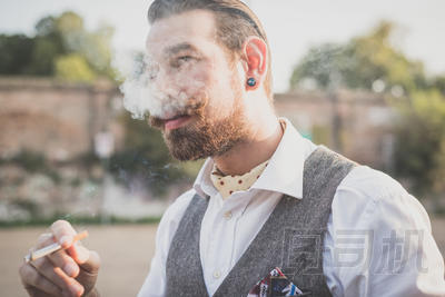 大胡子抽煙的男人圖片