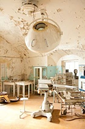 旧的被遗弃的医院图片