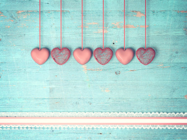 红色的心木制背景上图片