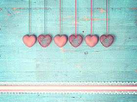 红色的心木制背景上图片