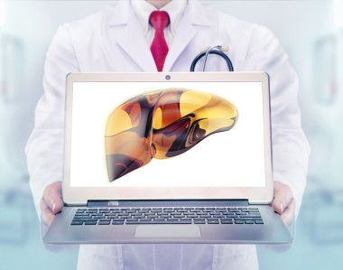 醫(yī)生用聽診器和筆記本電腦在醫(yī)院