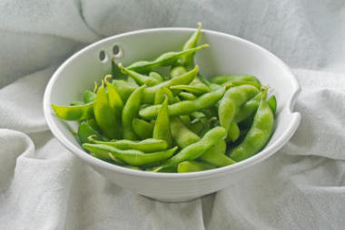 煮熟的綠色大豆對(duì)織物背景