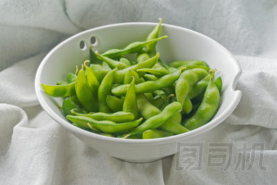 煮熟的綠色大豆對織物背景