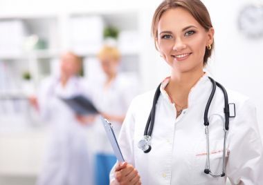 一位女大夫站在醫(yī)院的文件夾