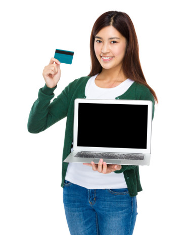 筆記本電腦和信用卡的女人