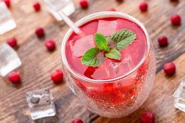 酸果蔓鸡尾酒与薄荷装饰