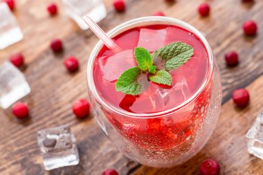 酸果蔓鸡尾酒与薄荷装饰