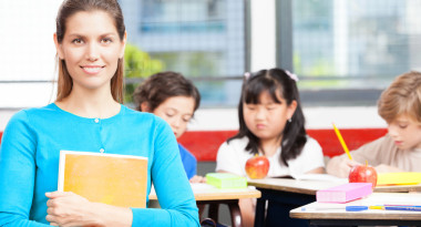 快樂的女老師，在多民族小學(xué)課