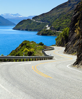 沿湖的道路