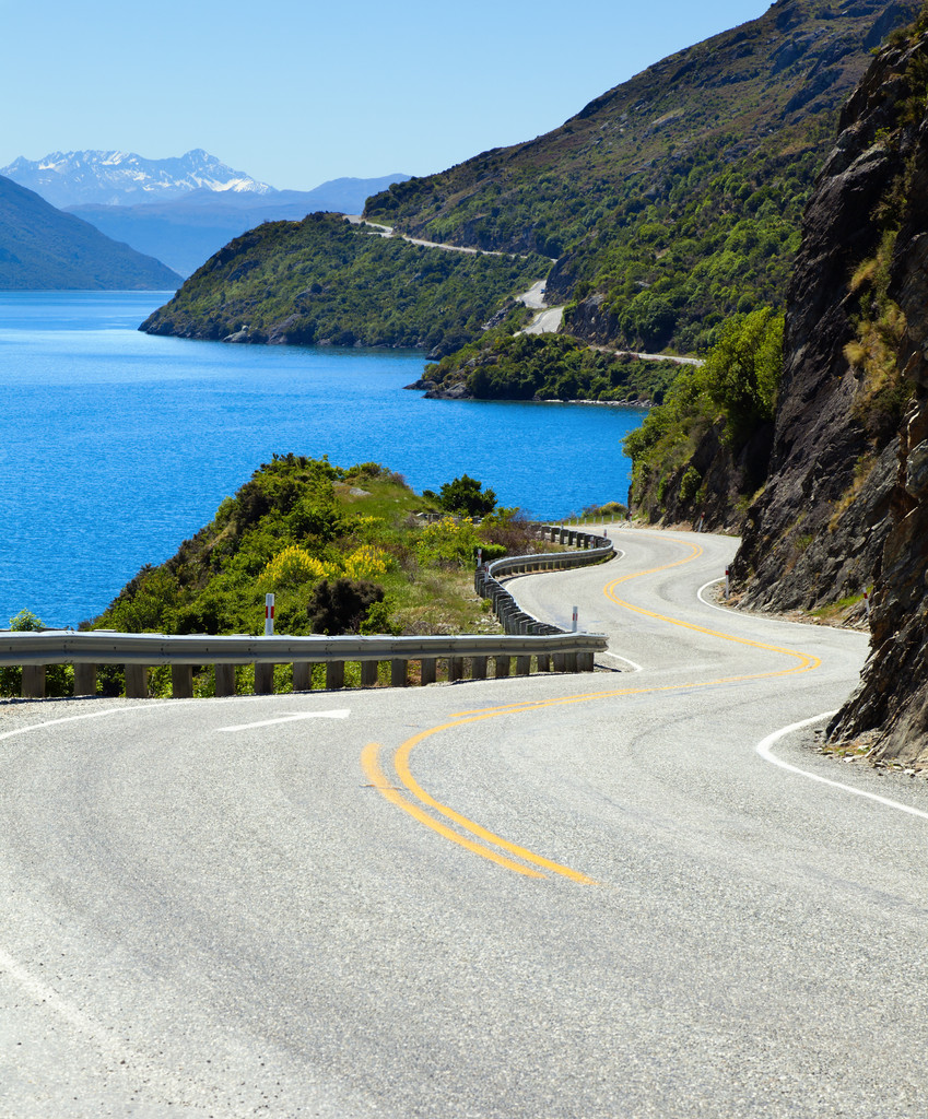沿湖的道路
