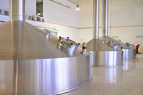 钢罐啤酒厂图片