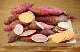 木背景上的生土豆