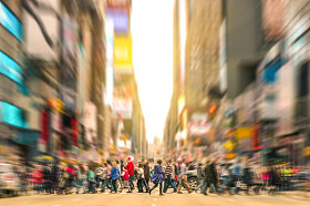 熔炉人行走在人行横道和交通堵塞第 7 大道在曼哈顿上日落-前拥挤的街道上的纽约城高峰期在城市商业区