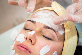 年轻女子接收面膜照片