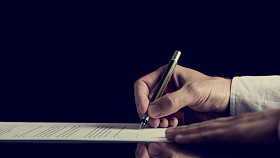 在黑暗的背景签署合