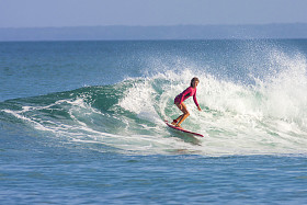 在波冲浪女孩图片