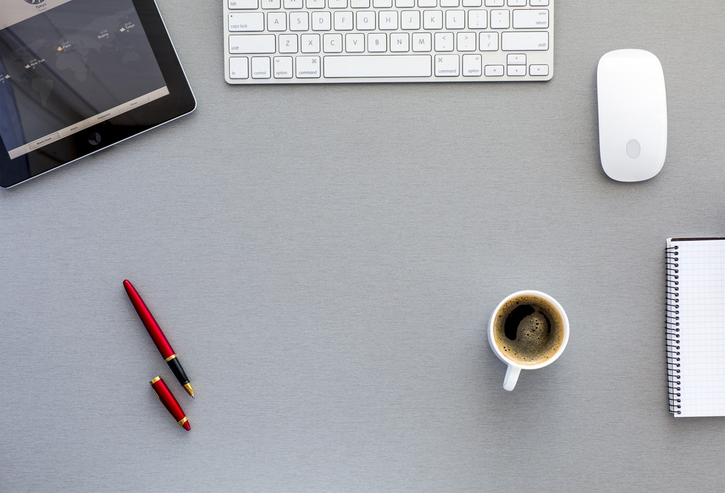 灰色的木桌上的现代工作场 灰色的木桌上的现代工作场