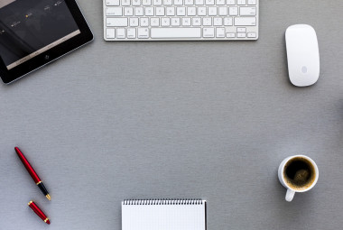 灰色的木桌上的现代工作场