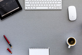 灰色的木桌上的现代工作场