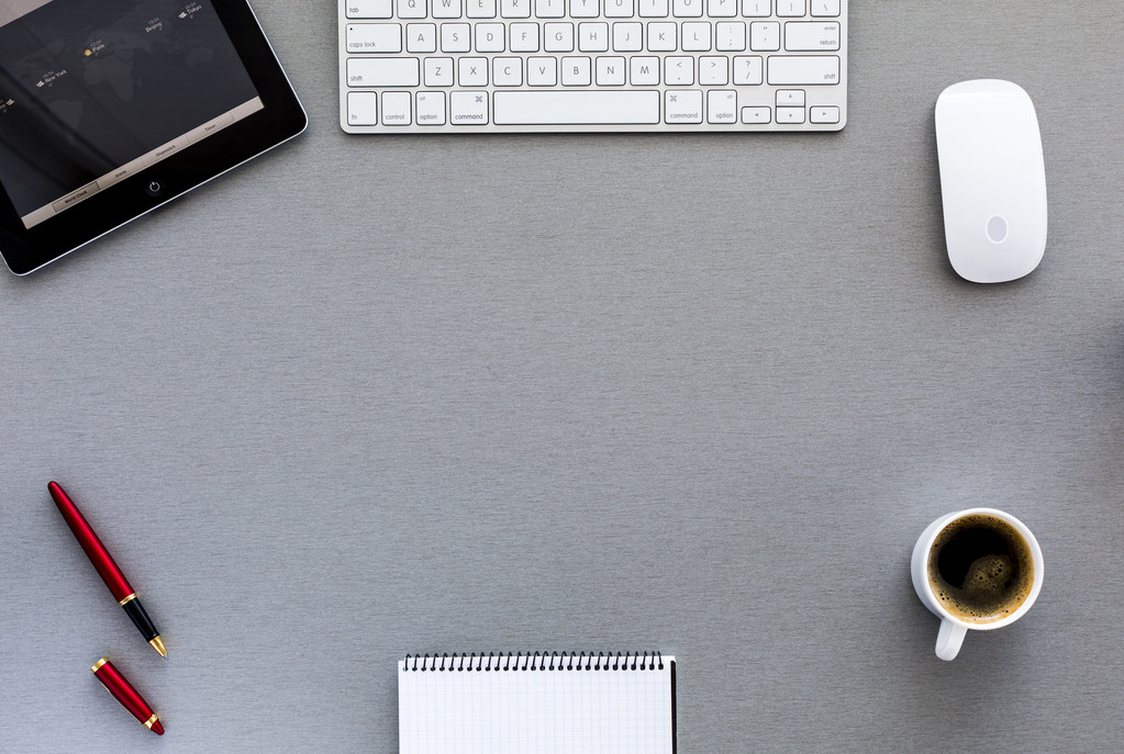 灰色的木桌上的现代工作场 灰色的木桌上的现代工作场