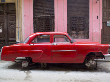沒有輪子的老式紅車