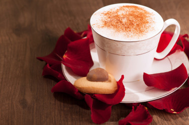 特寫圖像可愛的心形狀餅干和杯咖啡