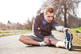 拉伸的混的血男子