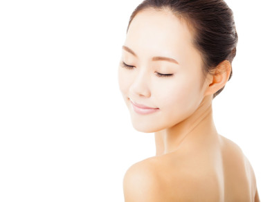 特写美丽年轻女人脸上白色孤立