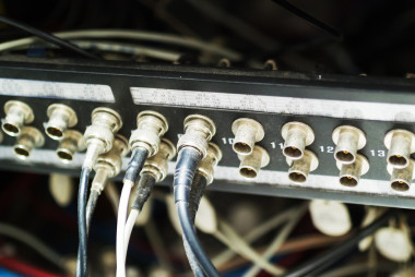 技术数据中心中带有服务器的光纤