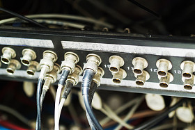 技术数据中心中带有服务器的光纤