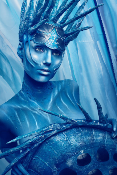 在頭飾畫的女人