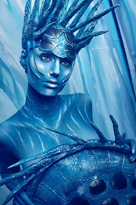 在头饰画的女人