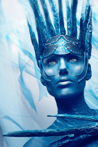 在頭飾畫的女人照片