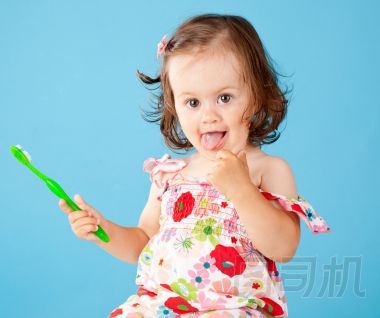 一個(gè)小女孩用牙刷