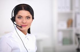 坐在办公室的客户服务代理的特写肖像