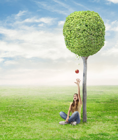 紅蘋果的年輕女人