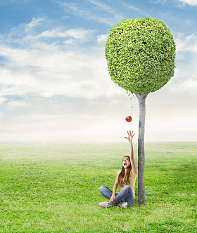 红苹果的年轻女人