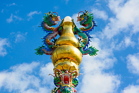 美丽中国龙与蓝蓝的天空图片