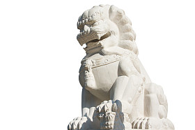 中国寺庙上白色孤立石头狮子雕像