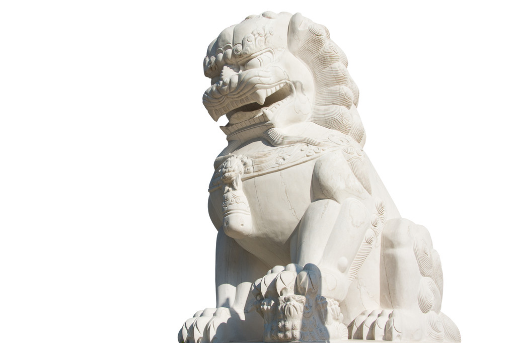 中国寺庙上白色孤立石头狮子雕像