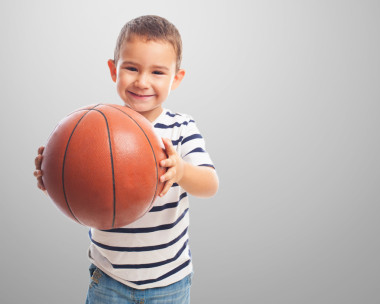 小男孩拿着篮子球图片