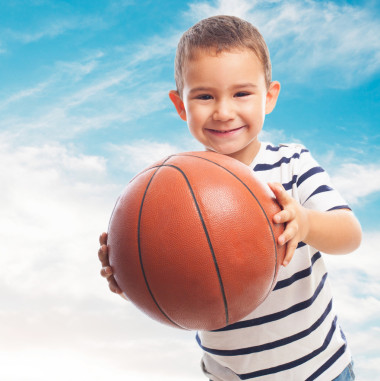 小男孩拿着篮子球照片