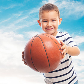 小男孩拿着篮子球照片