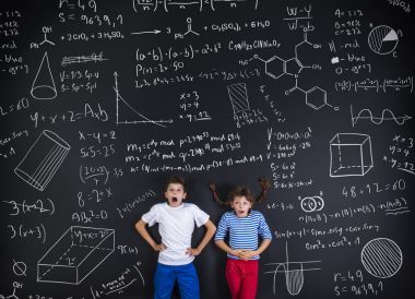 男孩和女孩在一塊黑板前面學(xué)習(xí)