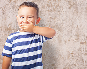 可爱的孩子捂他的嘴图片