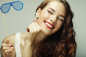 顽皮的年轻女性，持有方眼镜