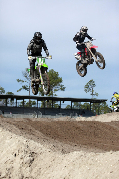 摩托车打算参加摩托车越野赛照片