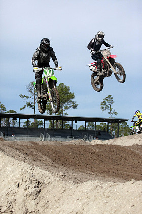 摩托车打算参加摩托车越野赛照片