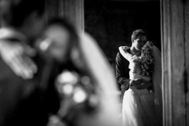 Monochorme 张照片只是已婚的夫妇反射的窗口