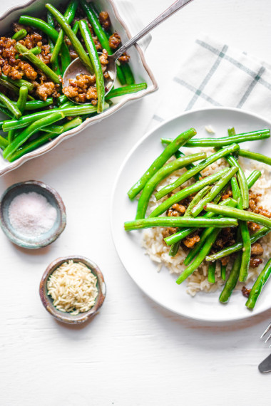 肉和米飯和青豆照片